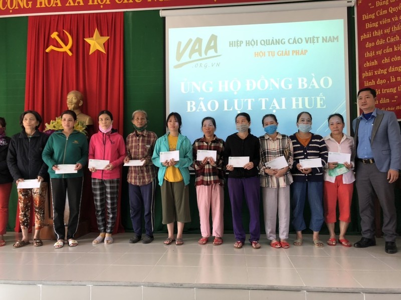 Hiệp hội Quảng cáo Việt Nam trao quà cho bà con vùng lũ lụt