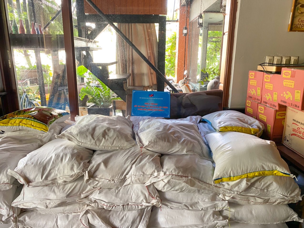 Đại diện Hội Quảng cáo TP.HCM đã tiến hành Trao tặng 2 tấn gạo cho Bếp ăn phục vụ Y bác sĩ và lực lượng tuyến đầu chống dịch Quận 4