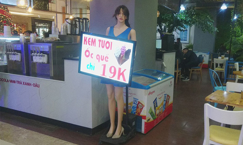 Hàng loạt “mỹ nữ robot quảng cáo” đung đưa mời khách ở Hà Nội