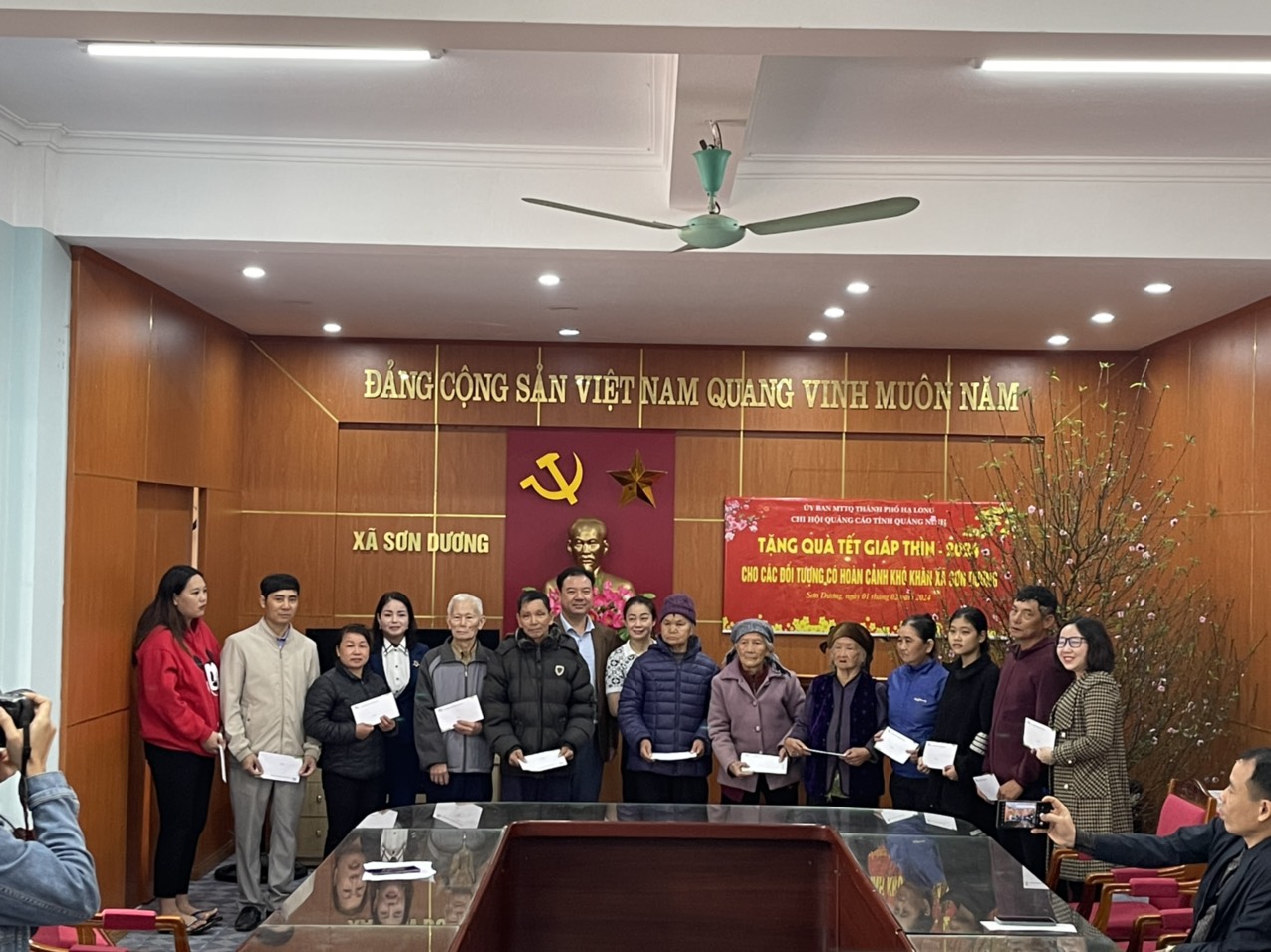 Chi hội Quảng cáo tỉnh Quảng Ninh tặng quà cho các hoàn cảnh khó khăn dịp Tết Nguyên đán 2024
