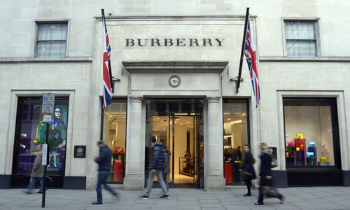 Burberry đốt 32 triệu USD sản phẩm để bảo vệ thương hiệu
