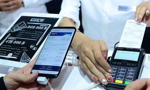 Người Việt đã có thể dùng điện thoại thay thẻ ATM