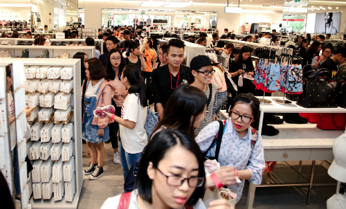 Cơn bão thời trang ngoại đổ vào Việt Nam