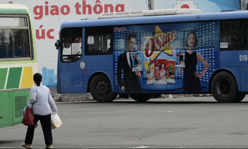 Quang cao tren xe buyt de cat tro gia