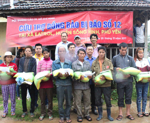 Hoạt động ý nghĩa của các Hiệp hội quảng cáo Hồ CHí Minh và Đà Nẵng giúp đỡ đồng bào bị ảnh hưởng bởi cơn bão số 12.