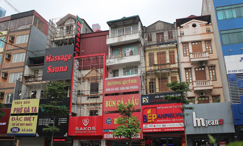 Pho phuong Ha Noi nhech nhac vi bang quang cao