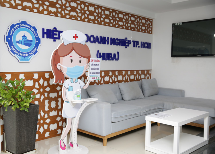 Hội quảng cáo TP.HCM tặng hơn 50 mô hình cổ động phòng chống Covid-19