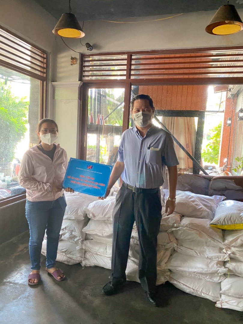 Đại diện Hội Quảng cáo TP.HCM đã tiến hành Trao tặng 2 tấn gạo cho Bếp ăn phục vụ Y bác sĩ và lực lượng tuyến đầu chống dịch Quận 4