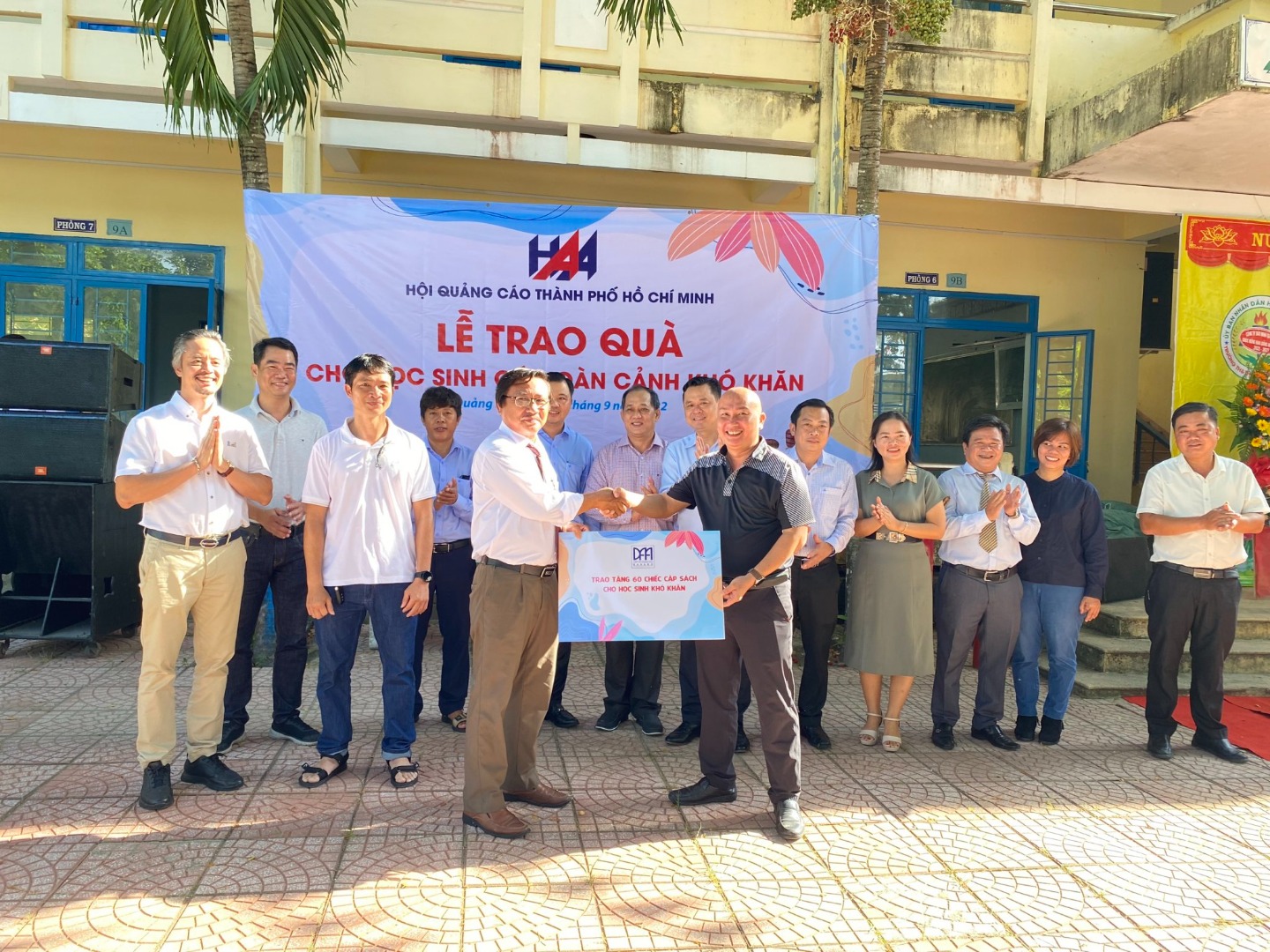 Hội Quảng cáo TP.Hồ Chí Minh và Hiệp hội Quảng cáo Tp. Đà Nẵng trao tặng quà cho học sinh có hoàn cảnh khó khăn tại Quảng Ngãi