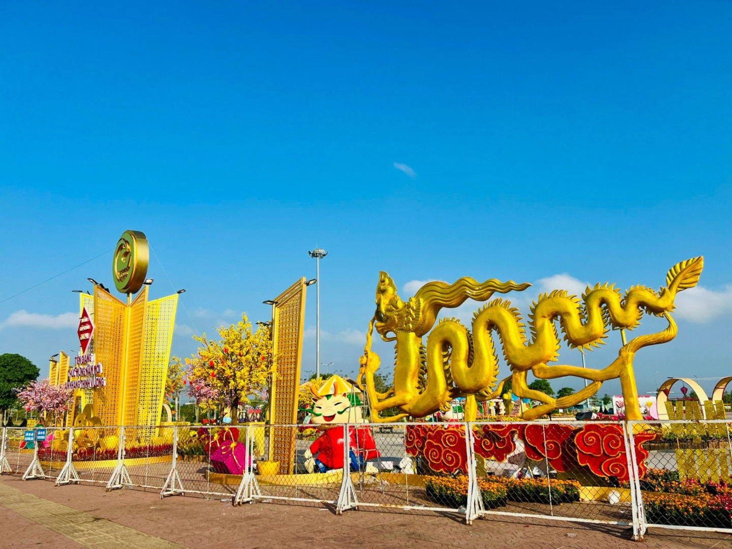 Ngắm linh vật Rồng tại Đường hoa Xuân Tiền Giang 2024 do Hội viên VAA Thực hiện